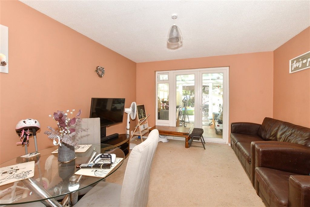 Property photo 3 of 13 Lounge