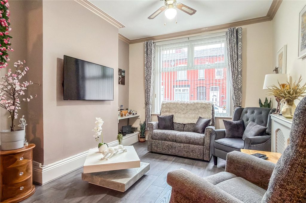 Property photo 3 of 17 Lounge