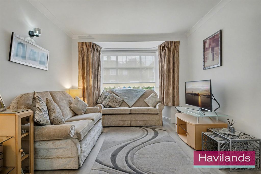 Property photo 2 of 22 Lonsdale Drive En2 7Lh-5.Jpg