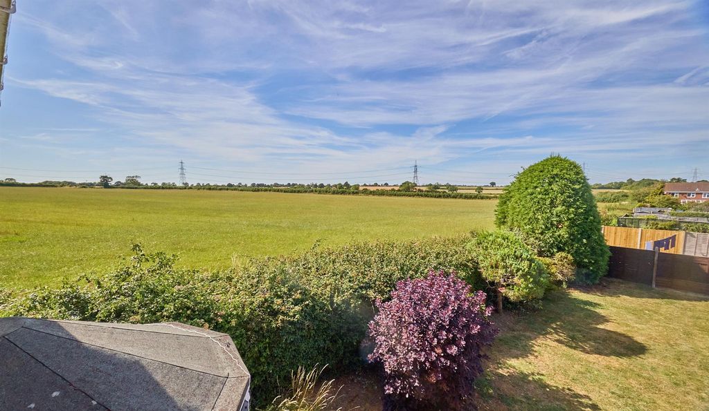 Property photo 3 of 23 Peters Close