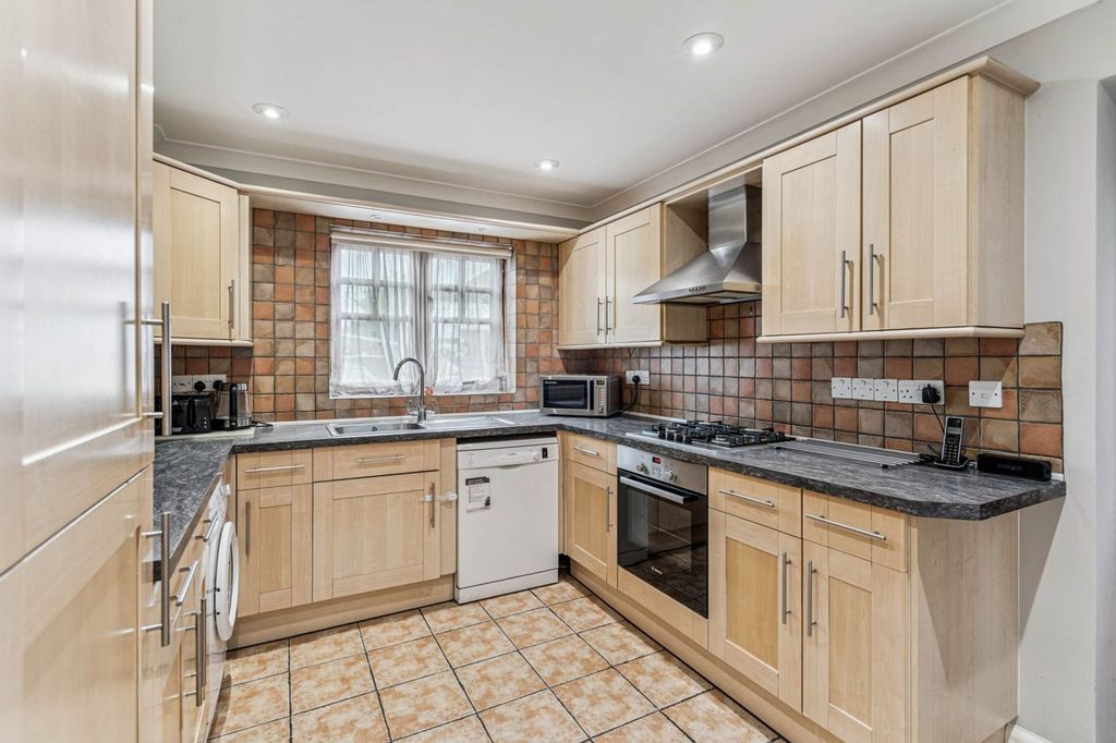 Property photo 3 of 20 Kitchen