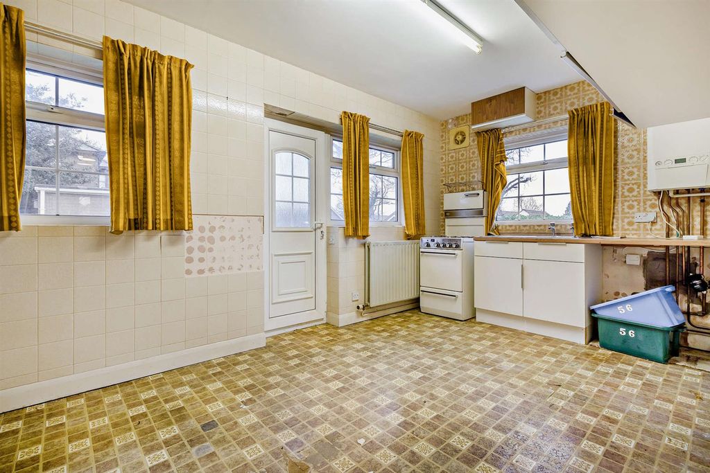 Property photo 3 of 9 8673551-Interior08-800.Jpg