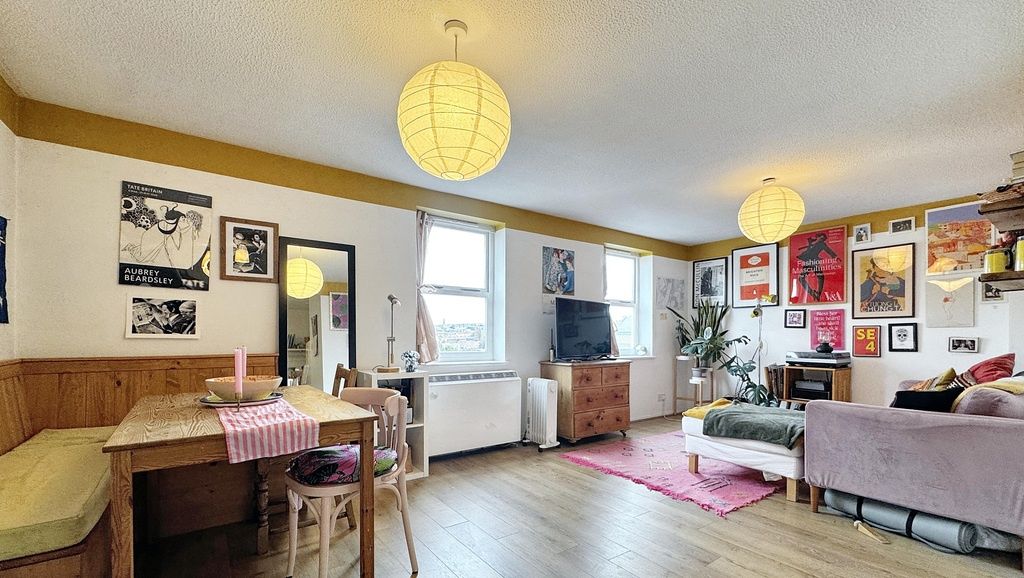 Property photo 1 of 13 Bright, Stylish Living Room With Wood Flooring, La...