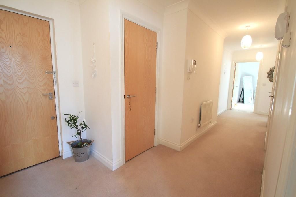 Property photo 2 of 11 Hallway