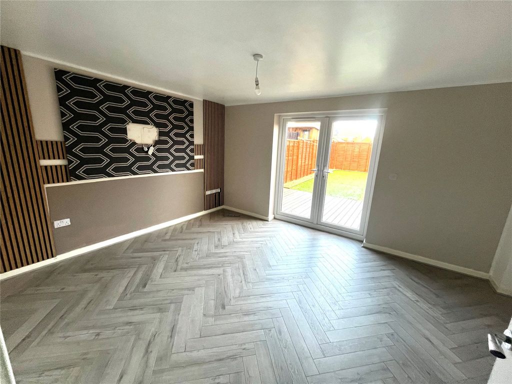 Property photo 3 of 12 Lounge