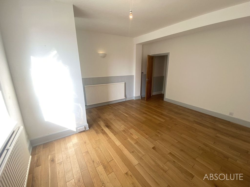 Property photo 3 of 17 Lounge