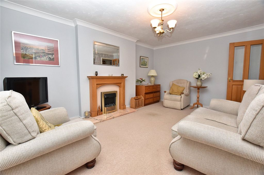 Property photo 2 of 18 Lounge