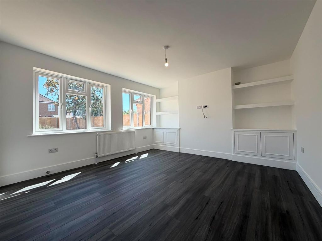 Property photo 3 of 7 Living Room