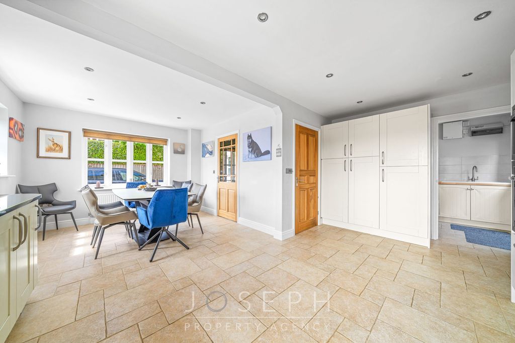 Property photo 3 of 28