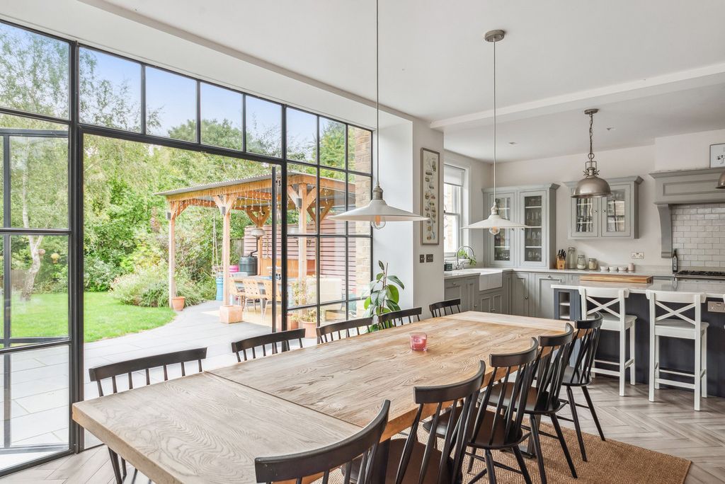 Property photo 2 of 37