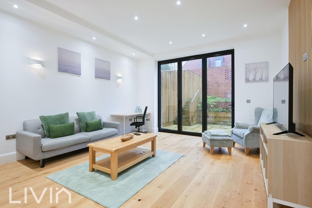 Property photo 3 of 17 Maplehurst Square, 7- (4)