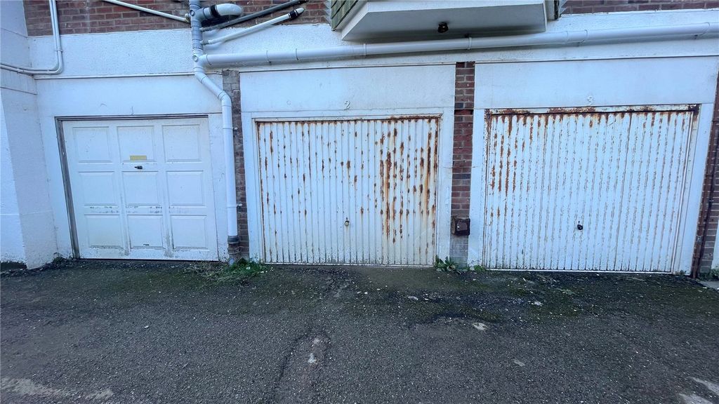 Property photo 1 of 2 Garage