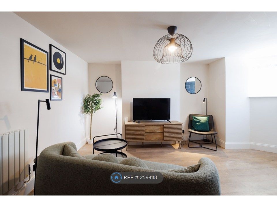 Property photo 1 of 7 Living Room