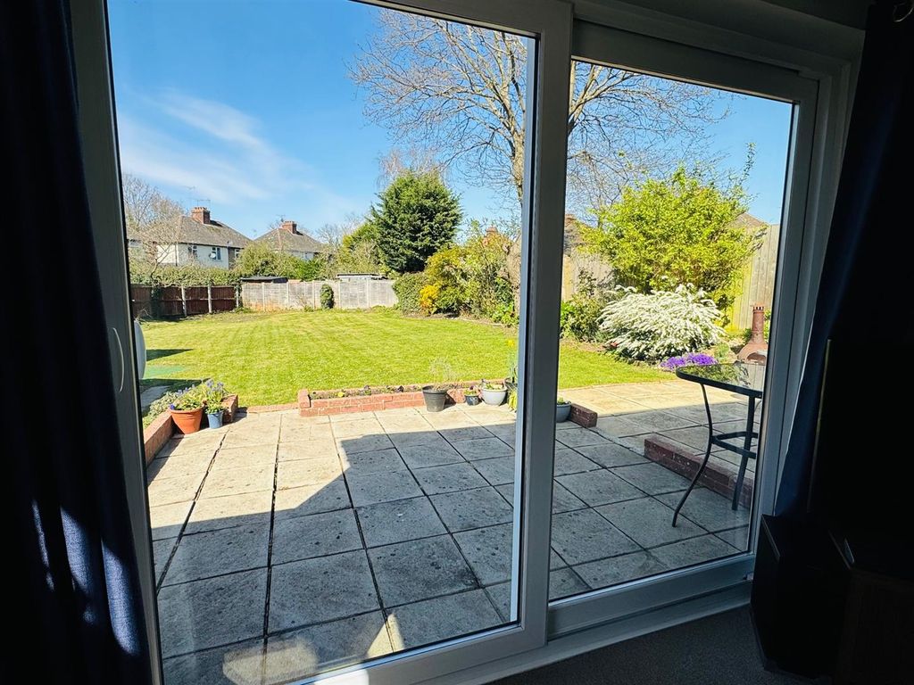 Property photo 3 of 21 Lounge: