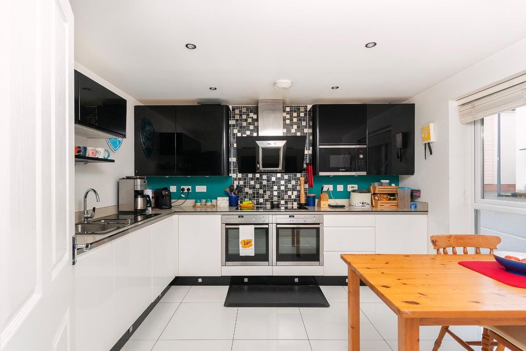 Property photo 3 of 30 2G8Cwcv - Kitchen E.Jpg