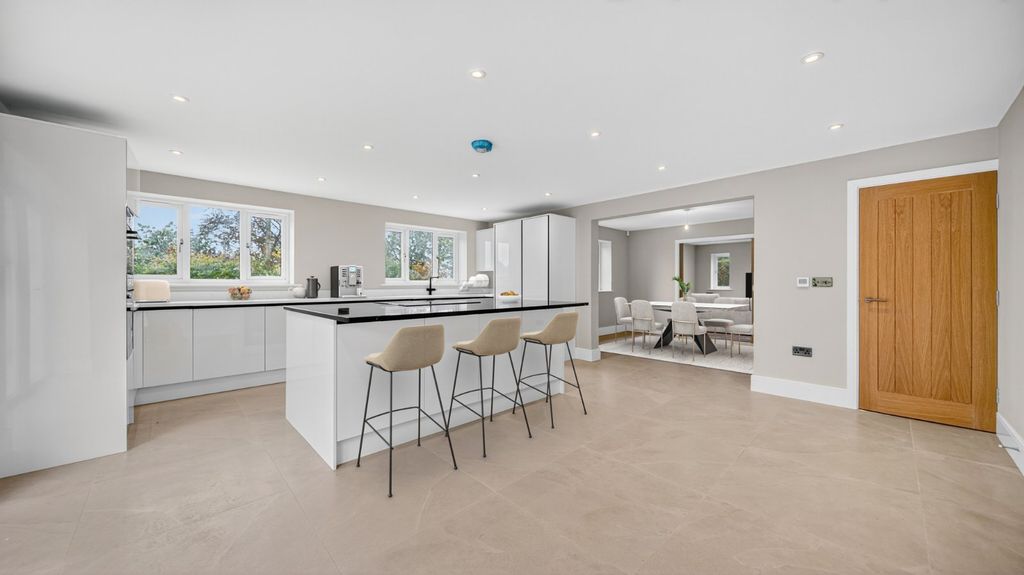 Property photo 2 of 31 Picture No. 33