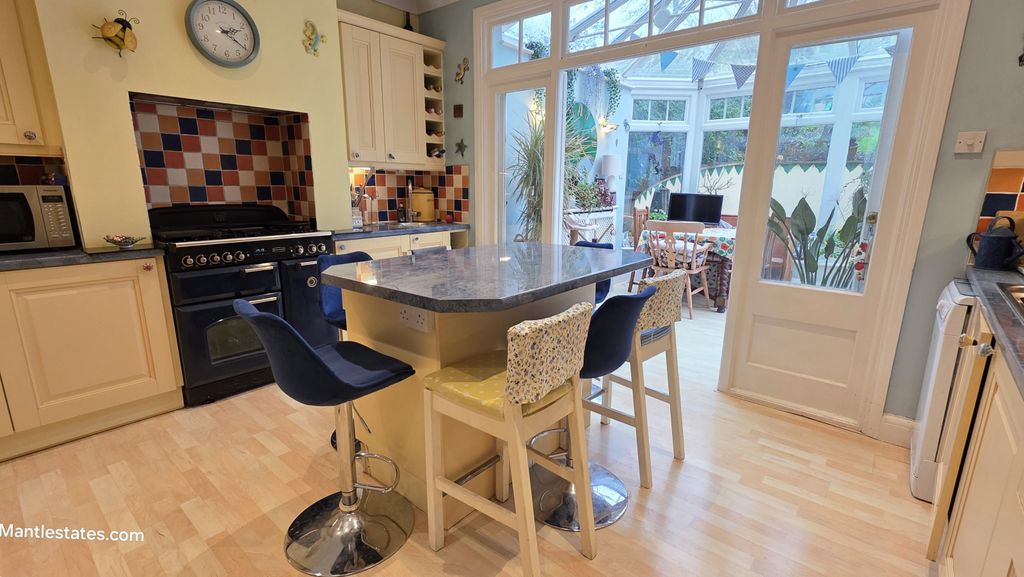 Property photo 3 of 26 Kitchen