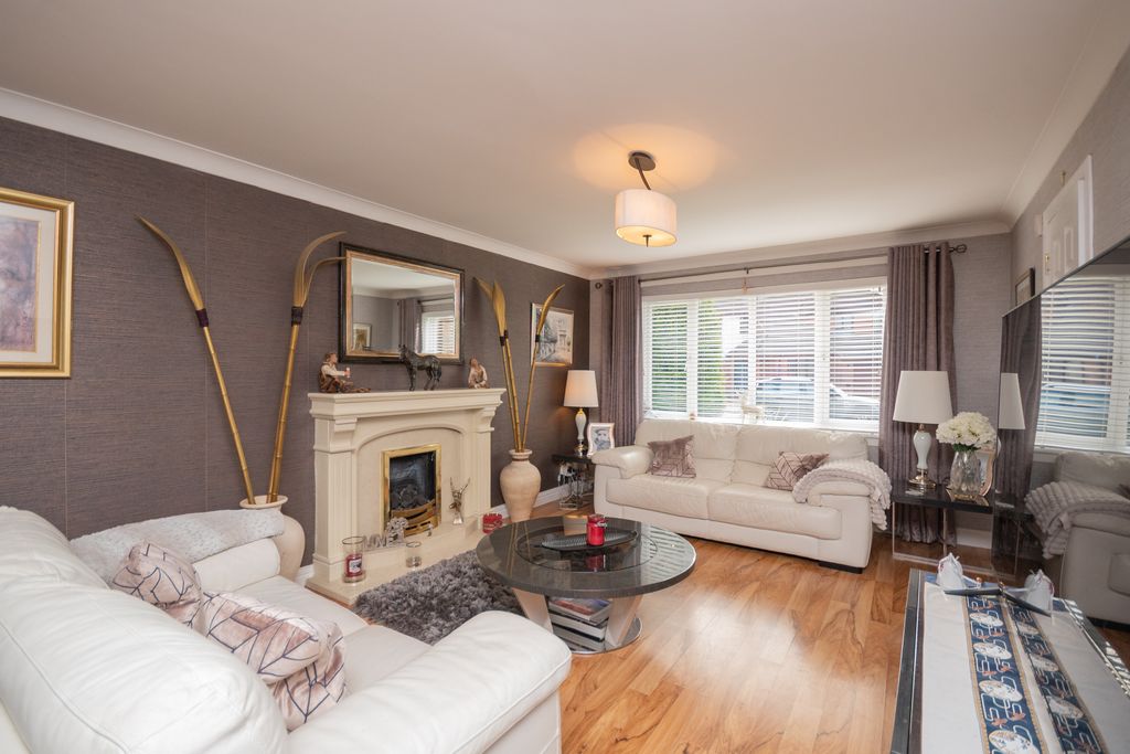 Property photo 2 of 32 Lounge