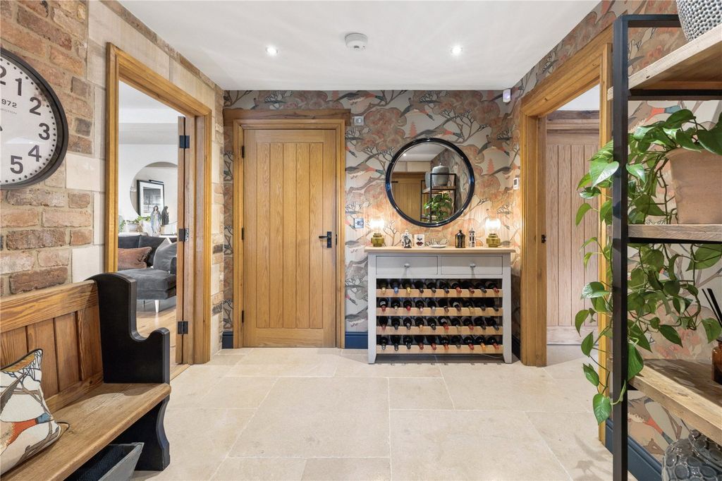 Property photo 3 of 18 Entrance Hall