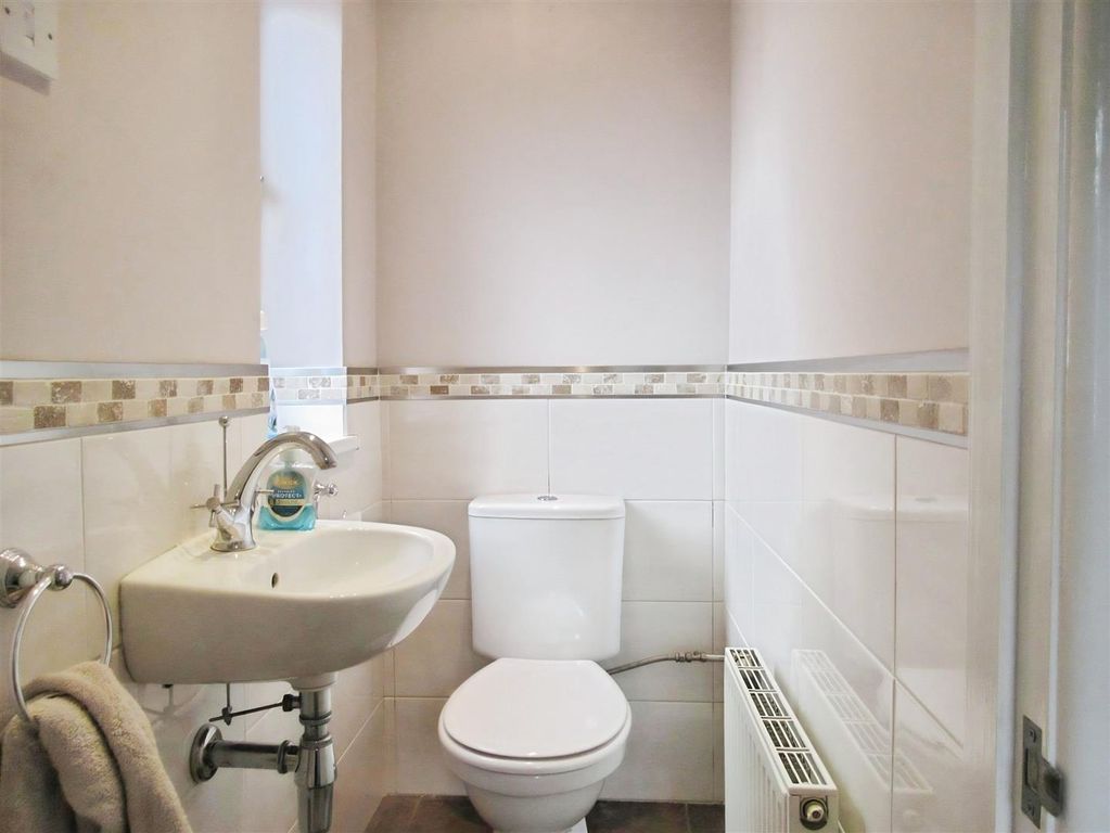 Property photo 2 of 16 Guest W.C