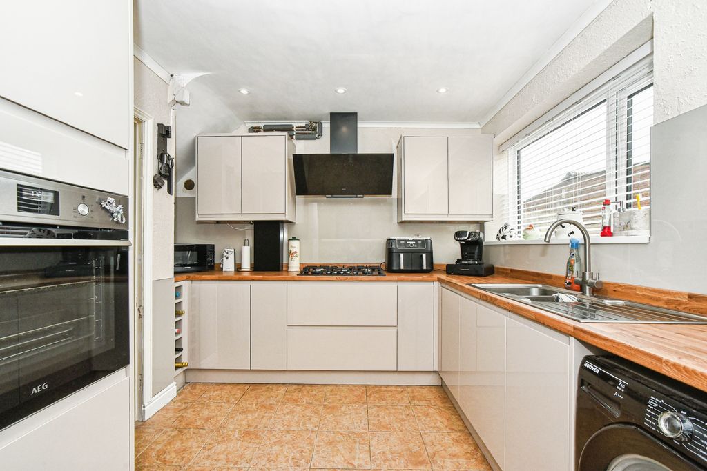 Property photo 3 of 22 Kitchen