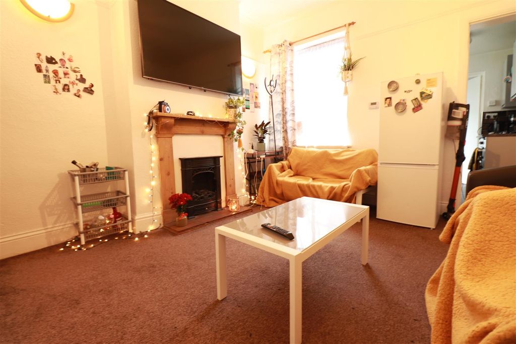Property photo 2 of 10 Living Room