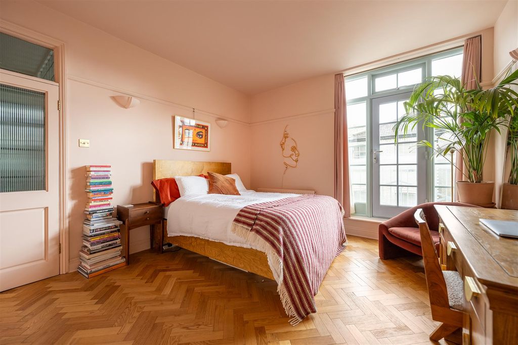 Property photo 3 of 39 Urswick Road, E9