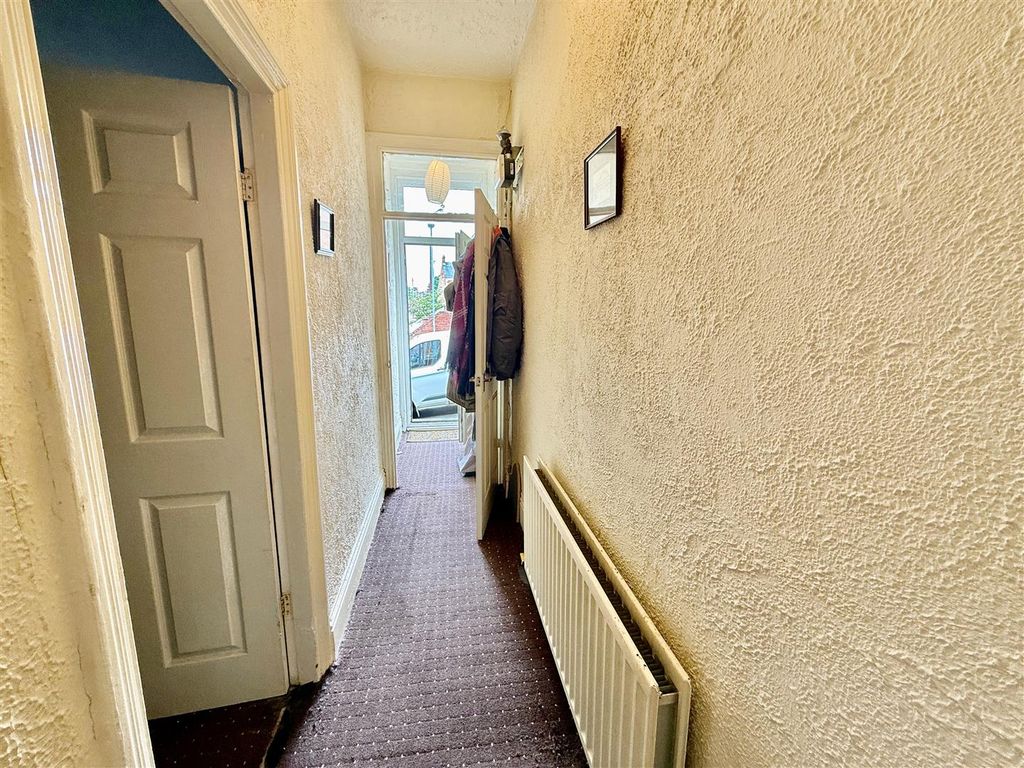 Property photo 2 of 10 Entrance Hall