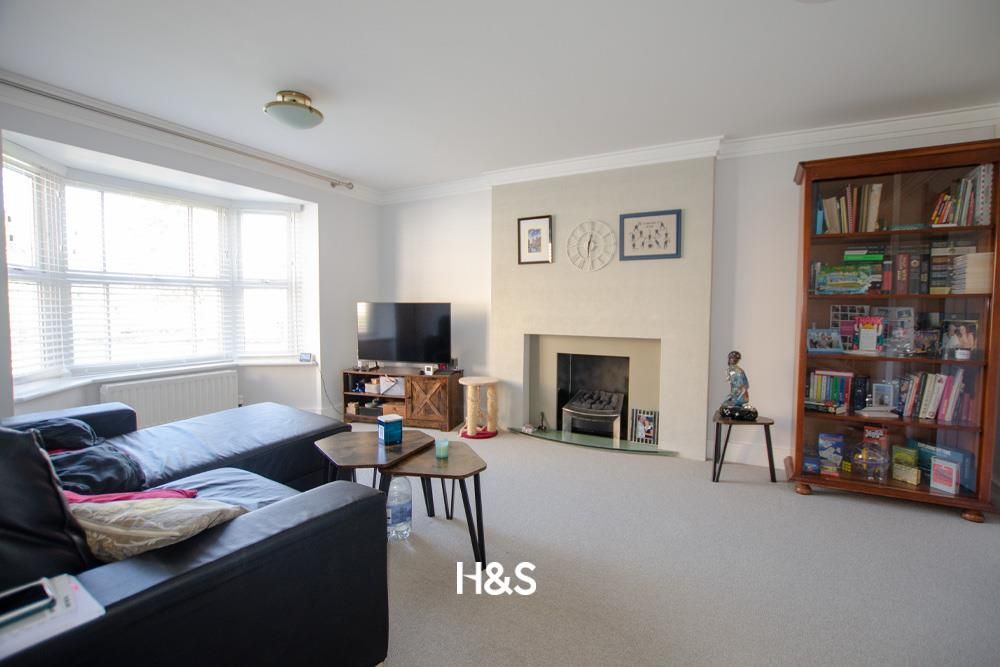 Property photo 2 of 23 215 Dickens Heath Road - Lounge.Jpg