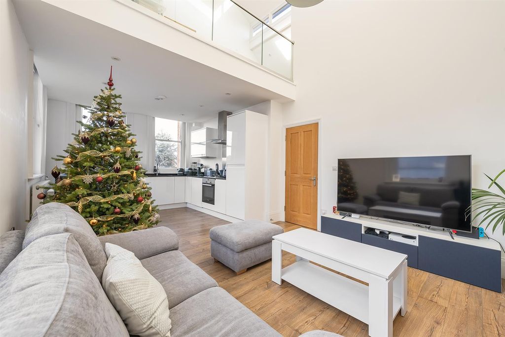 Property photo 3 of 27 Adelaide Road E10