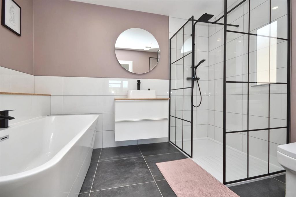 Property photo 3 of 23 En-Suite