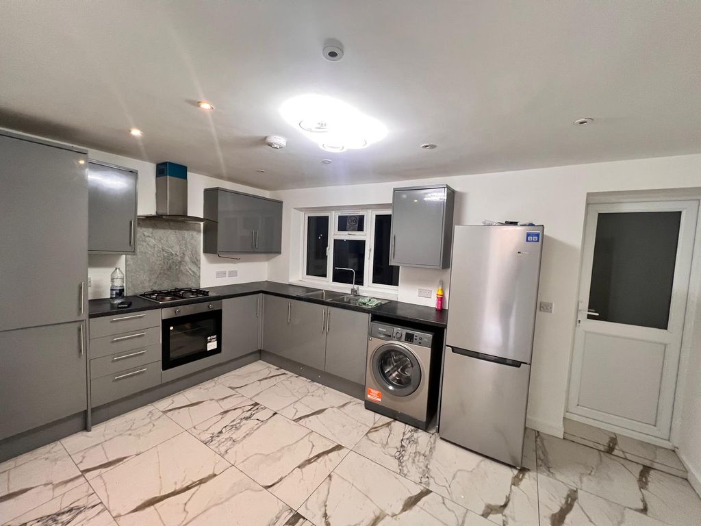 Property photo 1 of 13 Five Bedroom End Terraced House