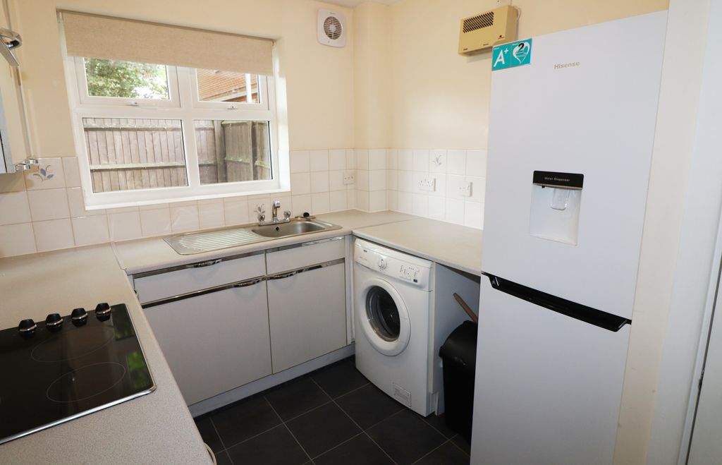 Property photo 2 of 7 Kitchen