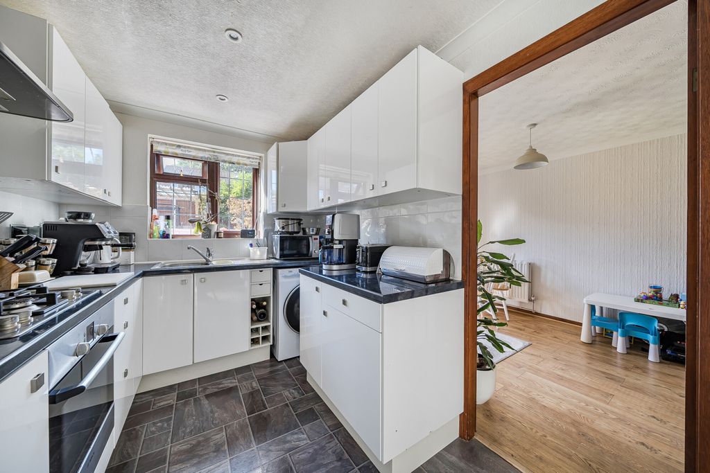 Property photo 3 of 16 1357418-10-68d532...