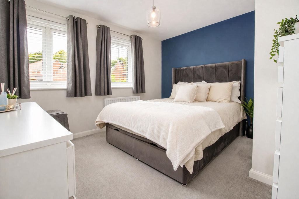 Property photo 3 of 8 Bedroom 1