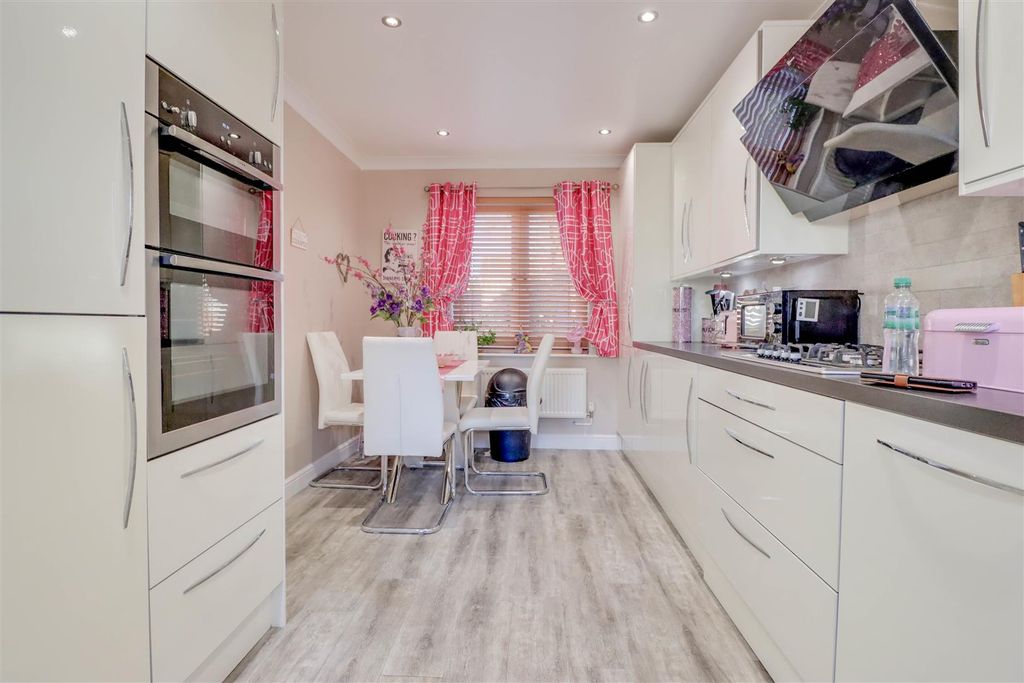 Property photo 2 of 17 7 Carlyle Lounge & Kitchen-4.Jpg