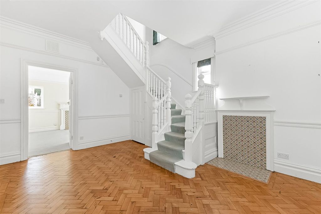 Property photo 3 of 20 Entrance Hall