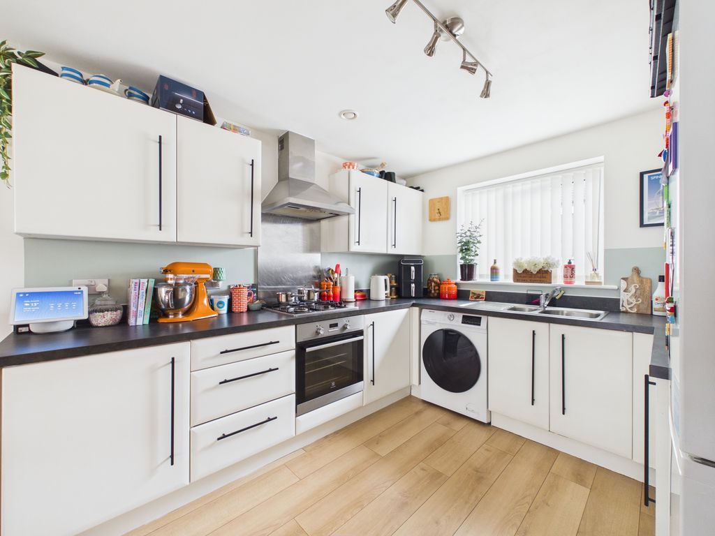 Property photo 3 of 12 Kitchen