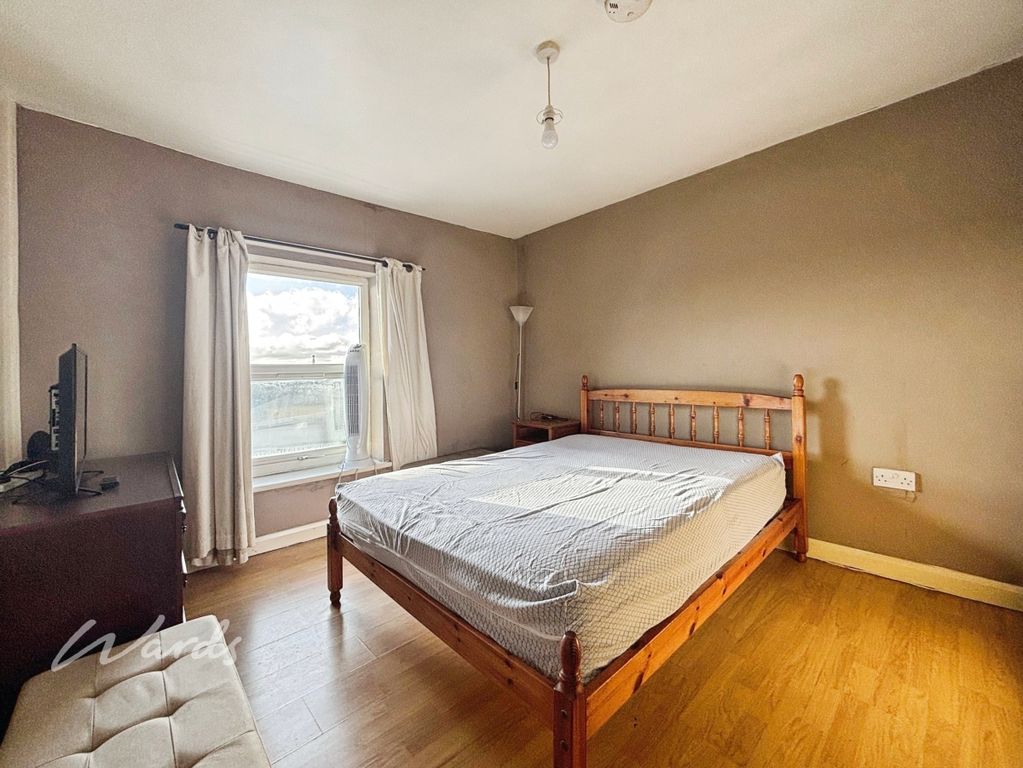 Property photo 2 of 5 Bedroom