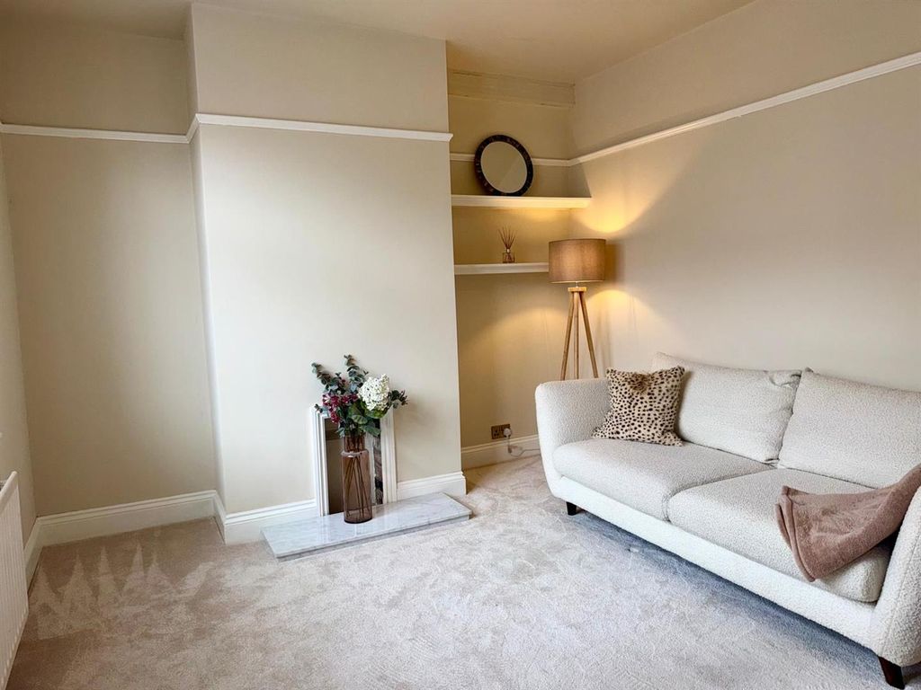 Property photo 2 of 11 Lounge.Jpg