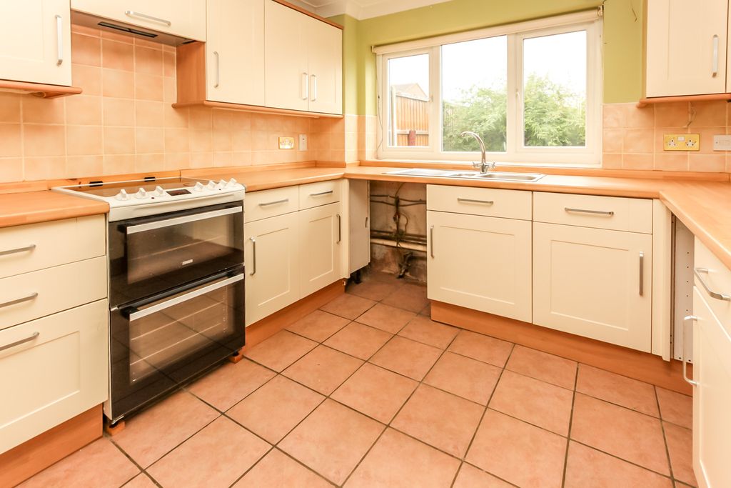 Property photo 3 of 11 Kitchen