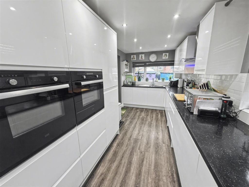 Property photo 3 of 16 Kitchen