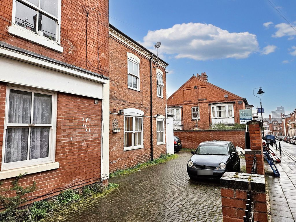 Property photo 1 of 7 Outside 1