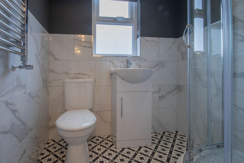 Property photo 3 of 4 2nd Floor Bathroom Rear 1