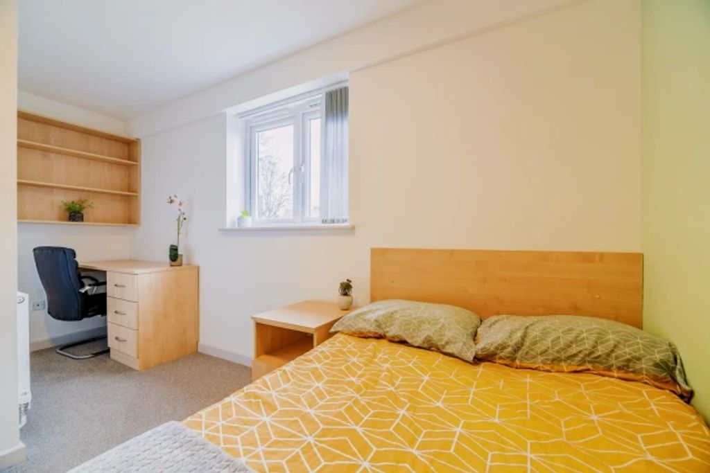 Property photo 2 of 5 A Bright And Inviting Double Bedroom With A Cozy S...
