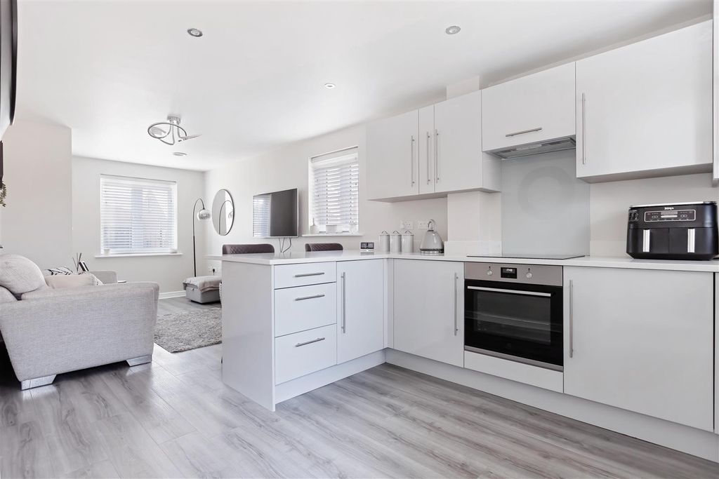 Property photo 2 of 17 Narcisus Rise_14.Jpg