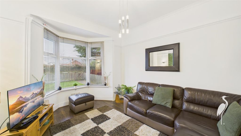 Property photo 3 of 19 Lounge