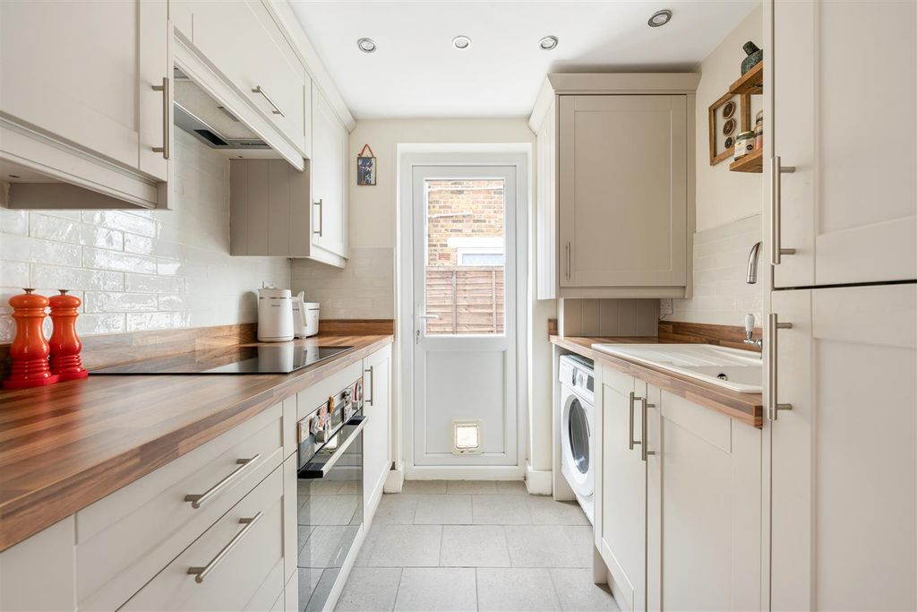 Property photo 3 of 24 Borthwick Road, E15