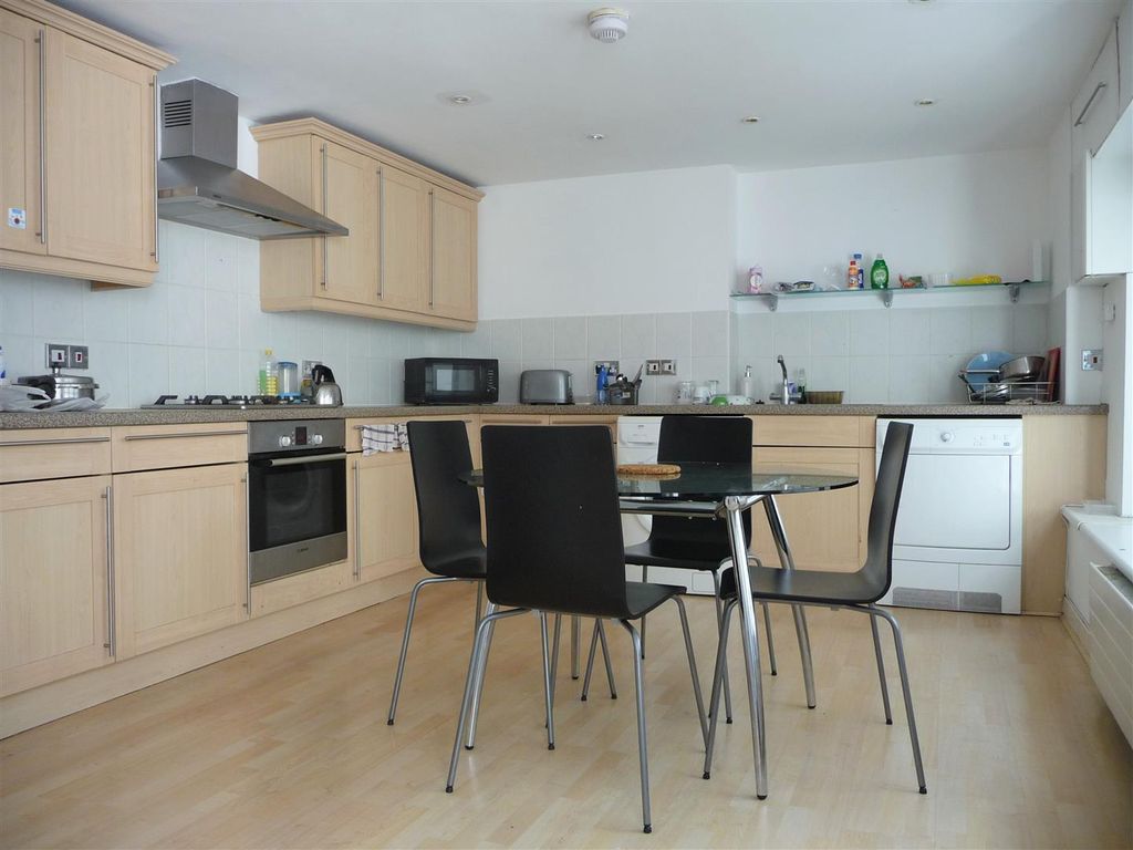 Property photo 2 of 10 Kitchen