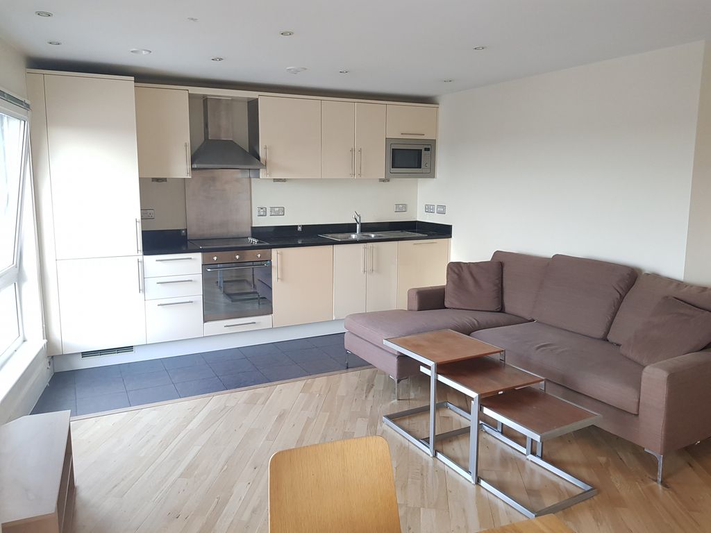 Property photo 1 of 12 Modern 2 Bedroom 2 Bathroom Apartment In Raphael House In Ilford, Ig1